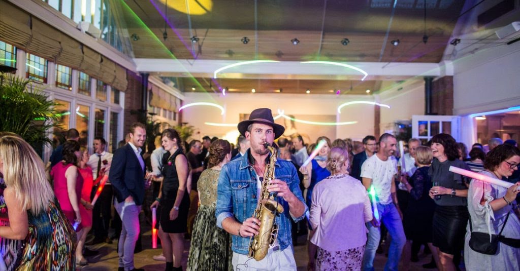 saxofonist Nick HabbEvents op personeelsfeest