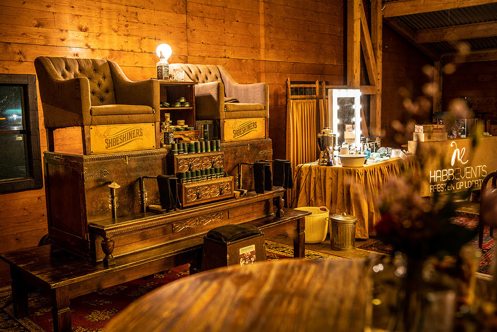 Schoenenpoetsers op peaky barn bedrijfsfeest