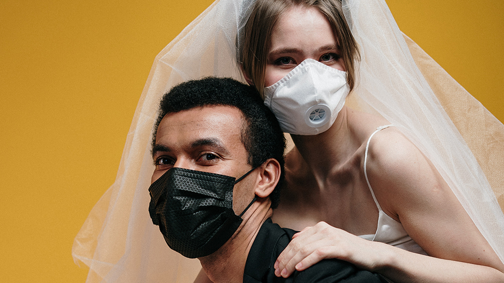 Vrolijke man en vrouw met maskers op