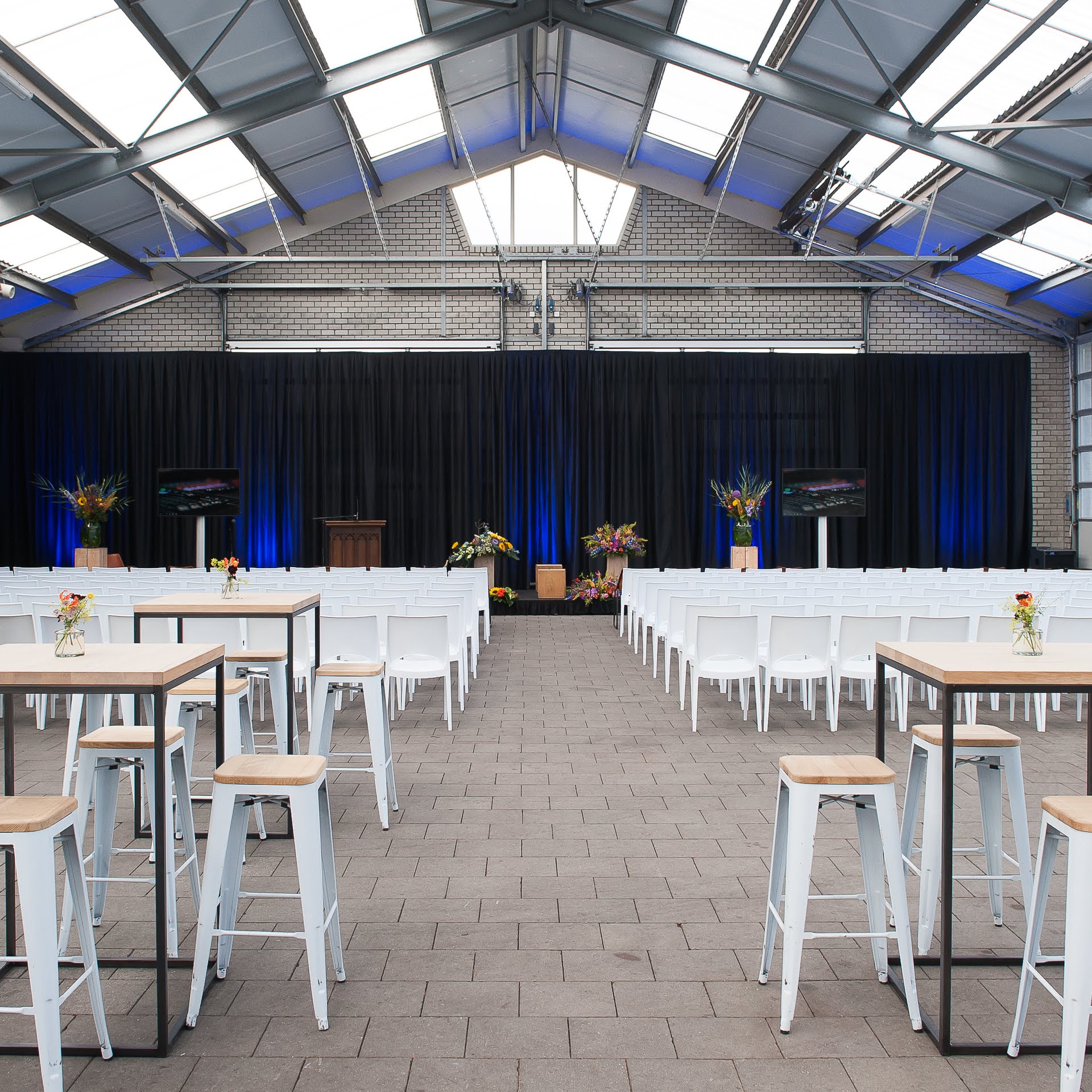 Aankleding op een uitvaart in een kas