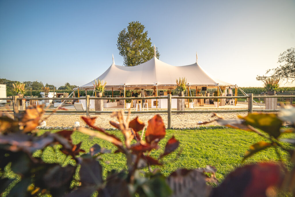 Exterieur van de Summer Chic feesttent