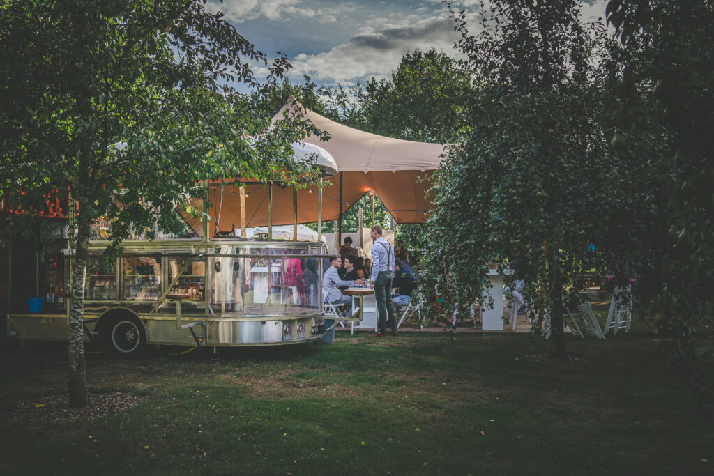 Een gezellige borrel in de boomgaard met een strechtent en bartruck Bruut